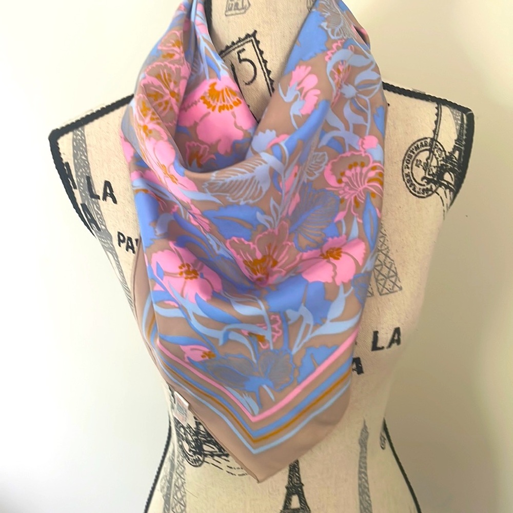 VINTAGE SQARE SCARF
